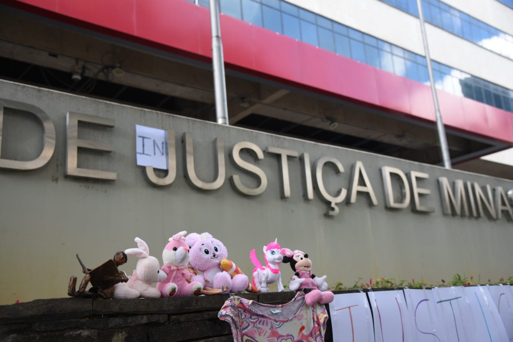 De acordo com o Código Penal, atos libidinosos com menores de 14 anos configuram crime, independentemente de consentimento ou histórico da vítima. Grupo foi à frente do TJMG em ato de protesto sobre o caso  
