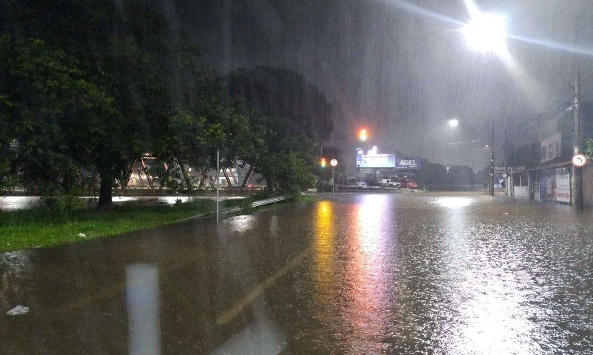 Ponte Vermelha, no Bairro Santa Terezinha &eacute; fechada