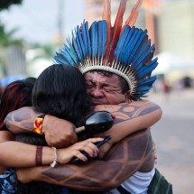 Governo Lula revoga decreto de hidrovias após um mês de protestos  - Indígenas se abraçam 