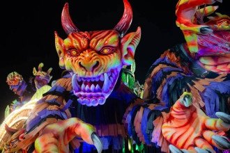 Carro alegórico da Escola de Samba Beija-Flor, no Sambódromo do Rio de Janeiro, no carnaval de 2026 -  (crédito: FABRICIO SOUSA/Agencia Enquadrar/Folhapress)