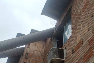 Queda de &aacute;rvore sobre resid&ecirc;ncia no Bairro Jardim das Rosas, em Ibirit&eacute;, interditou o im&oacute;vel  -  (crédito: CBMMG / Reprodu&ccedil;&atilde;o )