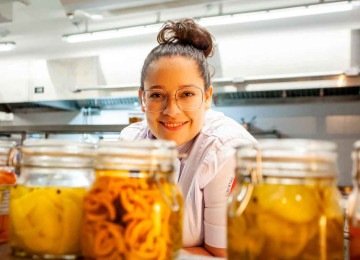 A chef Ana Gabi leva del&iacute;cias mineiras criadas por ela para a feira Ess&ecirc;ncia do Vinho, no Porto
 -  (crédito: Marcos Le&atilde;o/Divulga&ccedil;&atilde;o)