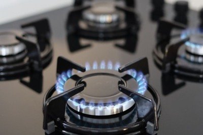 Chama azul e forte: um indicativo de que o fog&atilde;o est&aacute; limpo e regulado para otimizar o consumo de g&aacute;s na cozinha. -  (crédito: arstockphoto de pixabay)