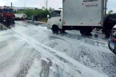 O acidente resultou em vazamento de combustível na pista  -  (crédito: CBMMG / Reprodução )