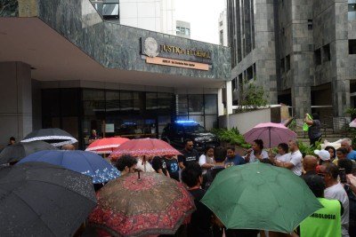 Enquanto a audiência acontece, familiares das vítimas fazem vigília na entrada do Tribunal Regional Federal da 6ª Região (TRF-6) -  (crédito: Tulio Santos/EM/D.A PRESS)