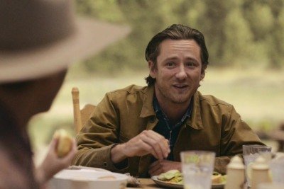 <p>Lewis Pullman tem no seu DNA o talento para a vida artística. Afinal, cresceu cercado pelo universo do cinema graças ao pai, o ator Bill Pullman. É ator e produtor, conhecido pelo seu trabalho em “Além da Margem” (2022), “Top Gun: Maverick” (2022) e “Maus Momentos no Hotel Royale” (2018).</p>
 -  (crédito:  reprodução/ x)