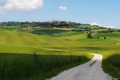 <p>O Vale de Orcia, situado no coração da Toscana, é uma paisagem cultural única que harmoniza natureza e história, sendo reconhecida pela Unesco como Patrimônio Mundial. Entre colinas onduladas, ciprestes alinhados e vilarejos medievais, nota-se uma atmosfera que inspira contemplação.</p>
 -  (crédito:  reprodução/ tripadvisor )