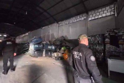 Os furtos ocorriam, principalmente, durante a madrugada, onde caminhões eram utilizados para arrancar cabos subterrâneos -  (crédito: Reprodução/PCRJ)