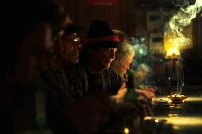 Chris Smither (de touca) nunca havia atuado antes de fazer parte do filme 'Os cantores' -  (crédito: Netflix/Divulgação)