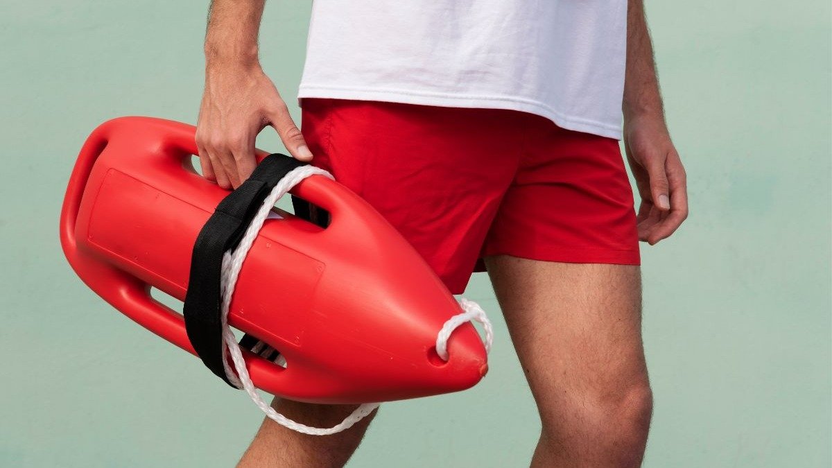 Equipamentos de salvamento, como o salva-vidas tubular, s&atilde;o essenciais para a seguran&ccedil;a em embarca&ccedil;&otilde;es e devem ser inspecionados. -  (crédito: Freepik)