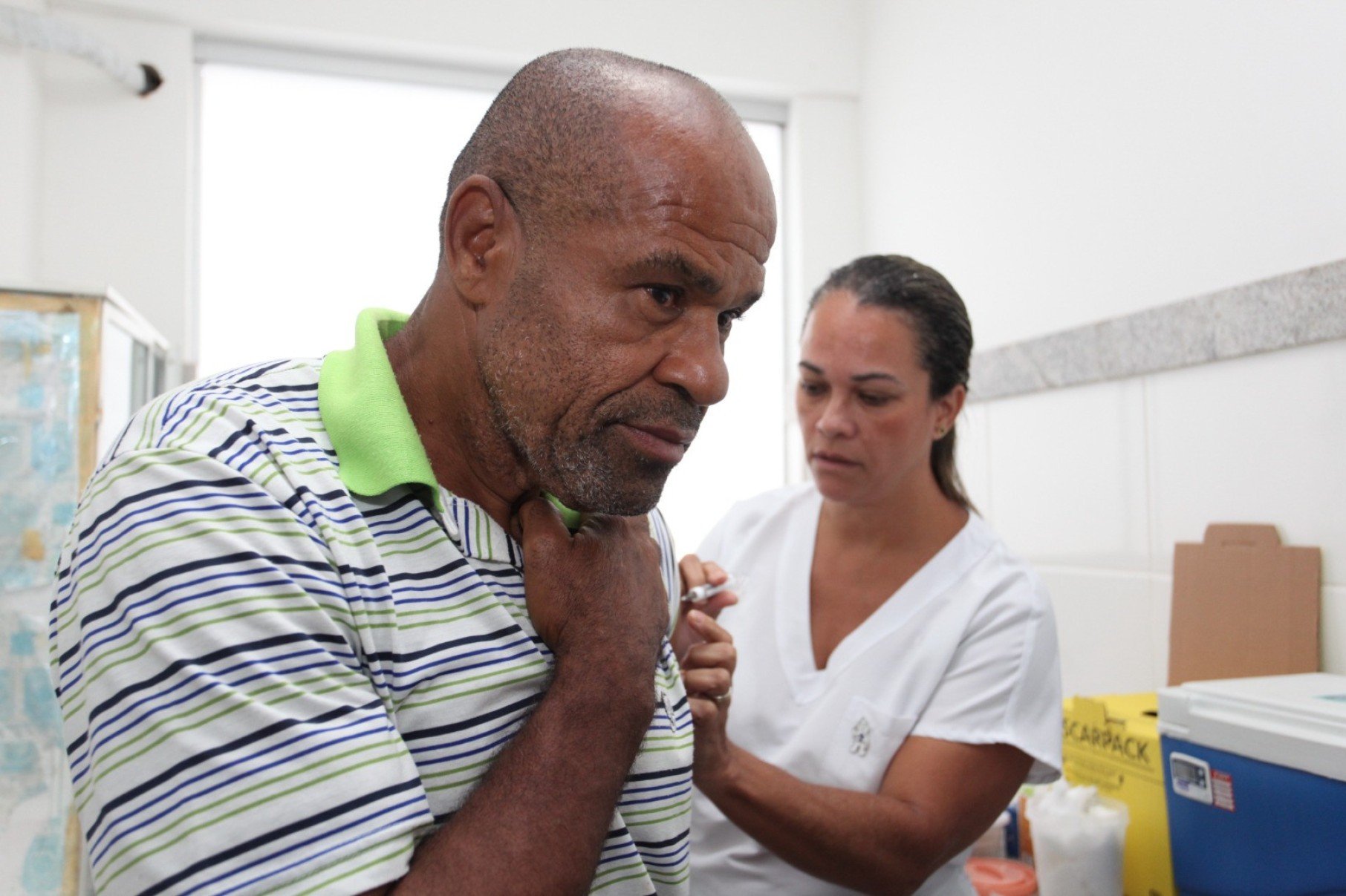 O auxiliar de produção Mário Duarte foi ao posto de saúde acompanhar a esposa em uma consulta médica e aproveitou para se vacinar-Edésio Ferreira/EM/DA Press