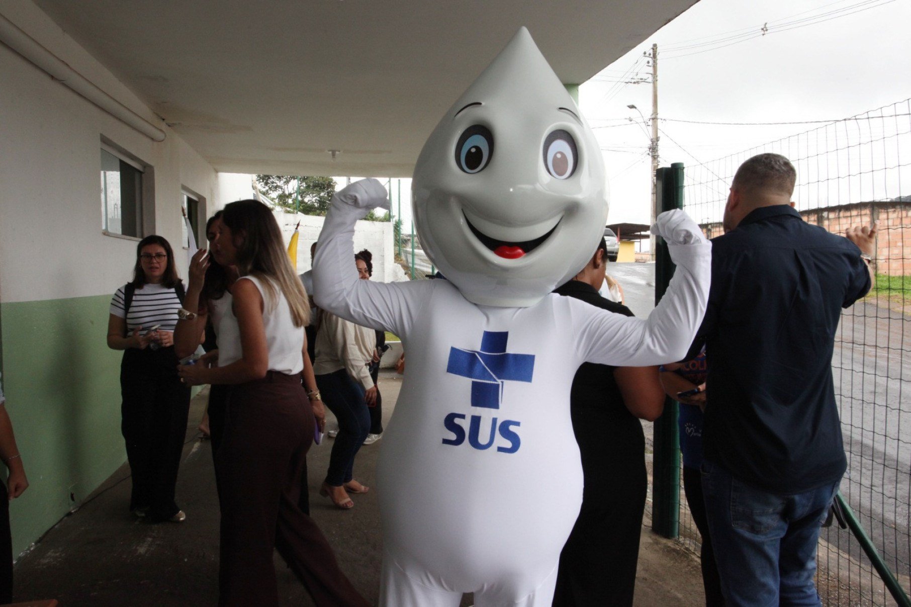 Zé Gotinha marcou o início da vacinação contra chikungunya em Sabará (MG)-Edésio Ferreira/EM/DA Press