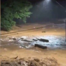 Vídeo: caixões são arrastados por correnteza durante enchente em Ubá - Reprodução/Redes Sociais 