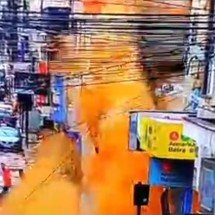 O impressionante flagrante da queda de prédio em Ubá - Câmera de vigilância/Reprodução