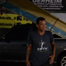 Juiz de Fora: voluntário usou bote para salvar mais de 50 pessoas ilhadas - Túlio Santos/EM/D.A. Press