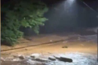 No vídeo é possível ver os caixões flutuando na enxurrada  -  (crédito: Reprodução/Redes Sociais )