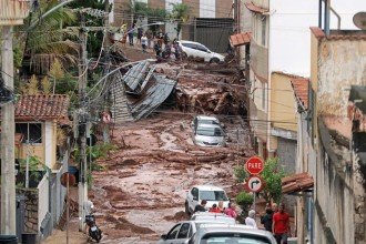 Desmoronamento de terra no Morro do Cristo atinge casas -  (crédito: Leonardo Costa/Tribuna de Minas)