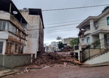 Ruas de Juiz de Fora devastadas por lama e escombros ap&oacute;s temporal hist&oacute;rico de fevereiro de 2026 -  (crédito: Leonardo Costa/Tribuna de Minas)