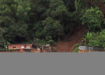 O transporte público de Juiz de Fora (MG), na Zona da Mata mineira, foi suspenso nesta terça-feira (24) -  (crédito: Leonardo Costa/Tribuna de Minas)