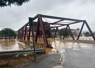 Ponte Vermelha foi fechada devido ao transbordamento do Rio Paraibuna -  (crédito: Prefeitura de Juiz de Fora/Reprodução)