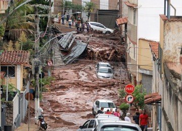 Desmoronamento de terra no Morro do Cristo, em Juiz de Fora, causa estragos  -  (crédito: Leonardo Costa/Tribuna de Minas)