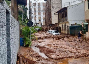 Ruas em Juiz de Fora tomadas pela lama, edifica&ccedil;&otilde;es desabadas na Zona da Mata trazem ainda mais preocupa&ccedil;&otilde;es a munic&iacute;pios sob alerta -  (crédito:  Leonardo Costa/Tribuna de Minas)