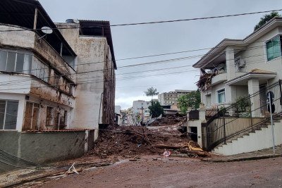 Ruas de Juiz de Fora devastadas por lama e escombros ap&oacute;s temporal hist&oacute;rico de fevereiro de 2026 -  (crédito: Leonardo Costa/Tribuna de Minas)