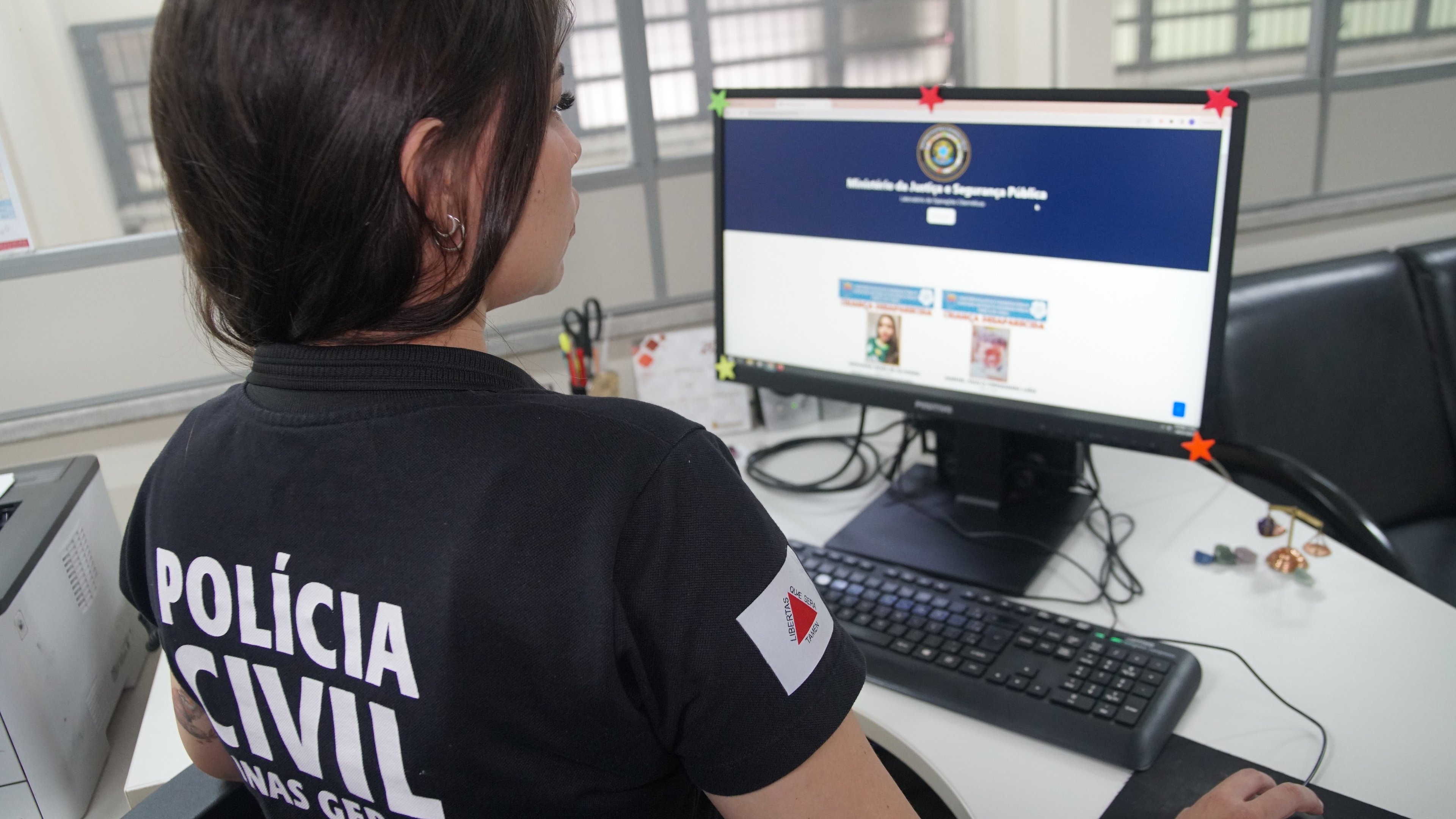 Policial civil de Minas Gerais opera sistema online, ferramenta crucial para registro e investiga&ccedil;&atilde;o de desaparecimentos no estado. -  (crédito: Reprodu&ccedil;&atilde;o/ Pol&iacute;cia Civil de Minas Gerais)