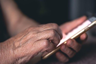 Grande parte dos golpes s&atilde;o aplicados por telefone e WhatsApp. -  (crédito: Freepik/Reprodu&ccedil;&atilde;o)