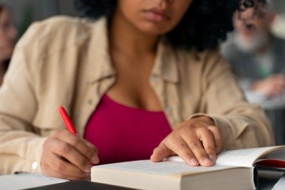 Adiantar os estudos com base nos conte&uacute;dos cobrados em concursos anteriores do mesmo &oacute;rg&atilde;o &eacute; uma boa estrat&eacute;gia de prepara&ccedil;&atilde;o para vagas disputadas. -  (crédito: Freepik)