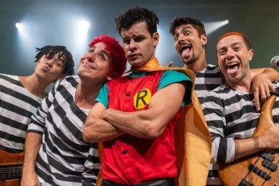 <p>Suas morte repercutiram em todo o Brasil, trazendo sensação de luto em todo o país. Dizem que Júlio Rasec teve premonição porque disse ao barbeiro, horas antes da decolagem. A memória dos Mamonas, porém, segue (e seguirá) viva.</p>
 -  (crédito: Divulgação)