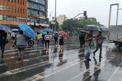 Chuva forte atinge todas as regionais da capital mineira nesta terça-feira (24/2) -  (crédito: Larissa Leone/EM/D.A. Press)