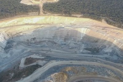 <p>Chamada  de Chipembele, a esmeralda foi encontrada na mina Kagem, na província de Copperbelt.</p>
 -  (crédito: Reprodução/YouTube)