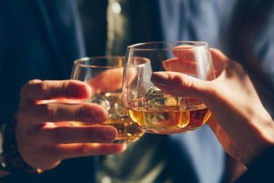 <p>Bebidas alcoólicas reduzem a qualidade do descanso profundo. No dia seguinte, a sensação de cansaço pode ser maior. Ou seja, sem o sono adequado surge uma fadiga que compromete a realização das atividades. </p>
 -  (crédito: Freepik)