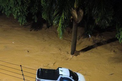 Rua alagada em Ub&aacute; (MG), na Zona da Mata -  (crédito: Redes Sociais)