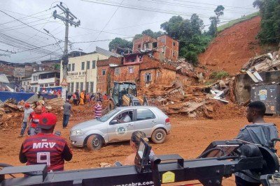 Desmoronamento de terras no Bairro Parque Burnier atinge casas -  (crédito: Leonardo Costa/Tribuna de Minas)