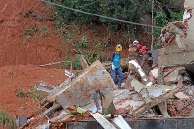 Desmoronamento de terras no Bairro Parque Burnier atinge casas -  (crédito: Leonardo Costa/Tribuna de Minas)