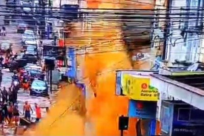 Momento em que um prédio desaba em Ubá, Região da Zona da Mata -  (crédito: Câmera de vigilância/Reprodução)