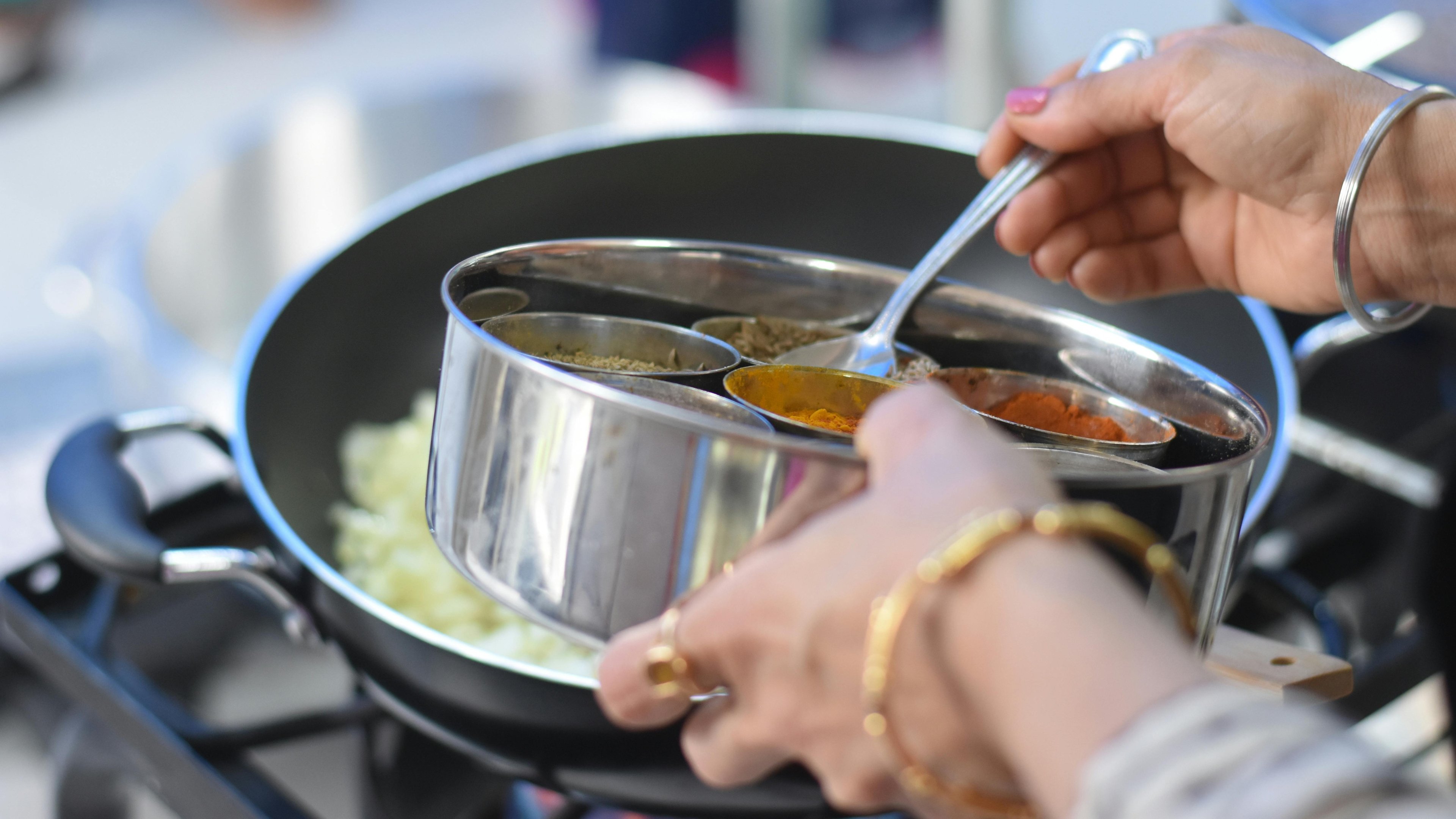A sele&ccedil;&atilde;o de temperos &eacute; um passo essencial no preparo de receitas de panela &uacute;nica, otimizando o uso do g&aacute;s na cozinha. -  (crédito: Pexels)