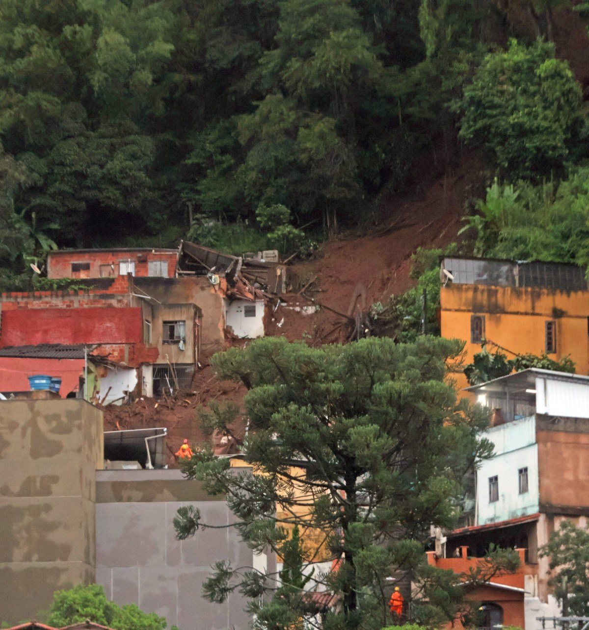 O transporte público de Juiz de Fora (MG), na Zona da Mata mineira, foi suspenso nesta terça-feira (24)