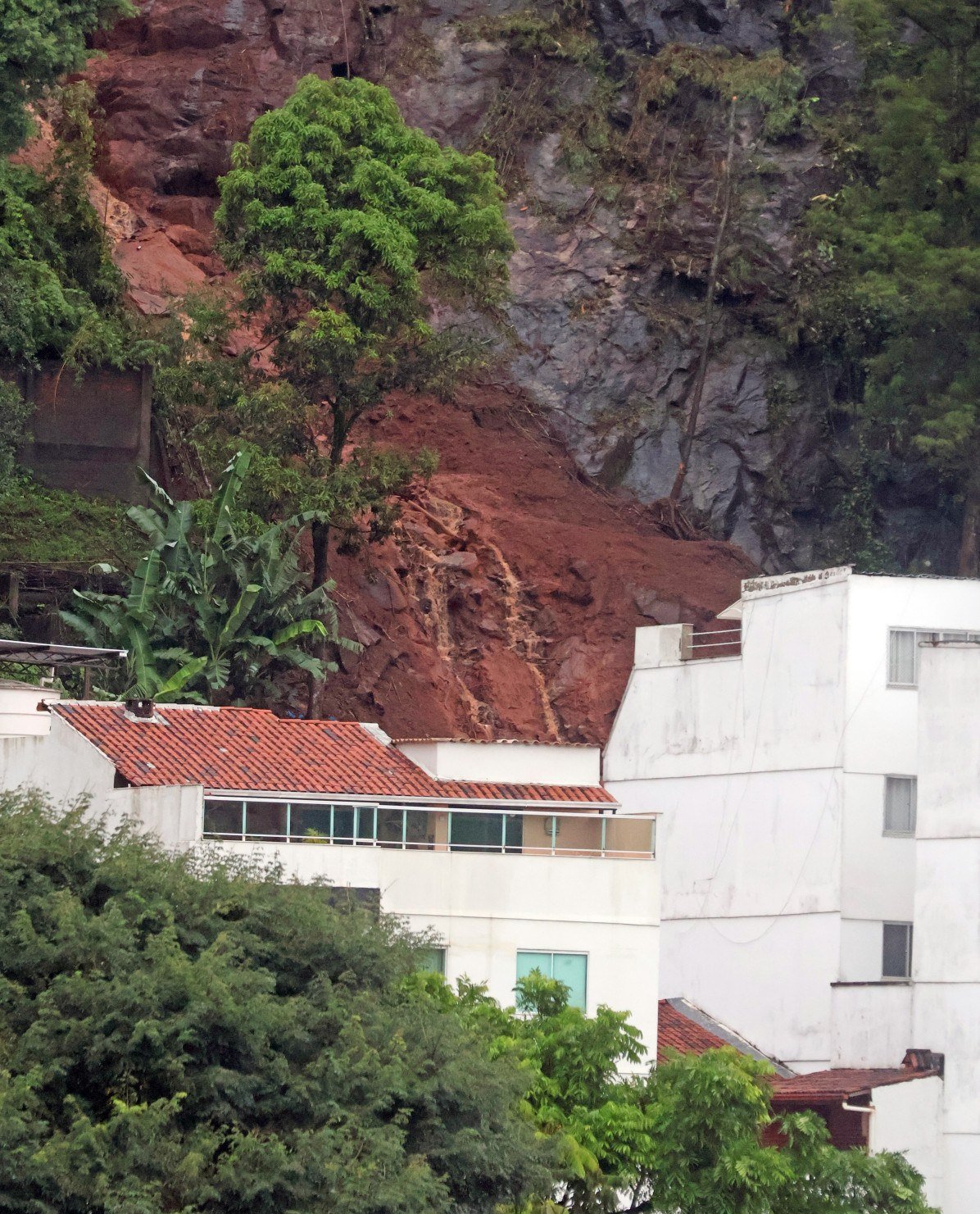 Equipes da Defesa Civil e do Corpo de Bombeiros seguem atuando nas áreas mais afetadas e monitorando o risco de novos deslizamentos