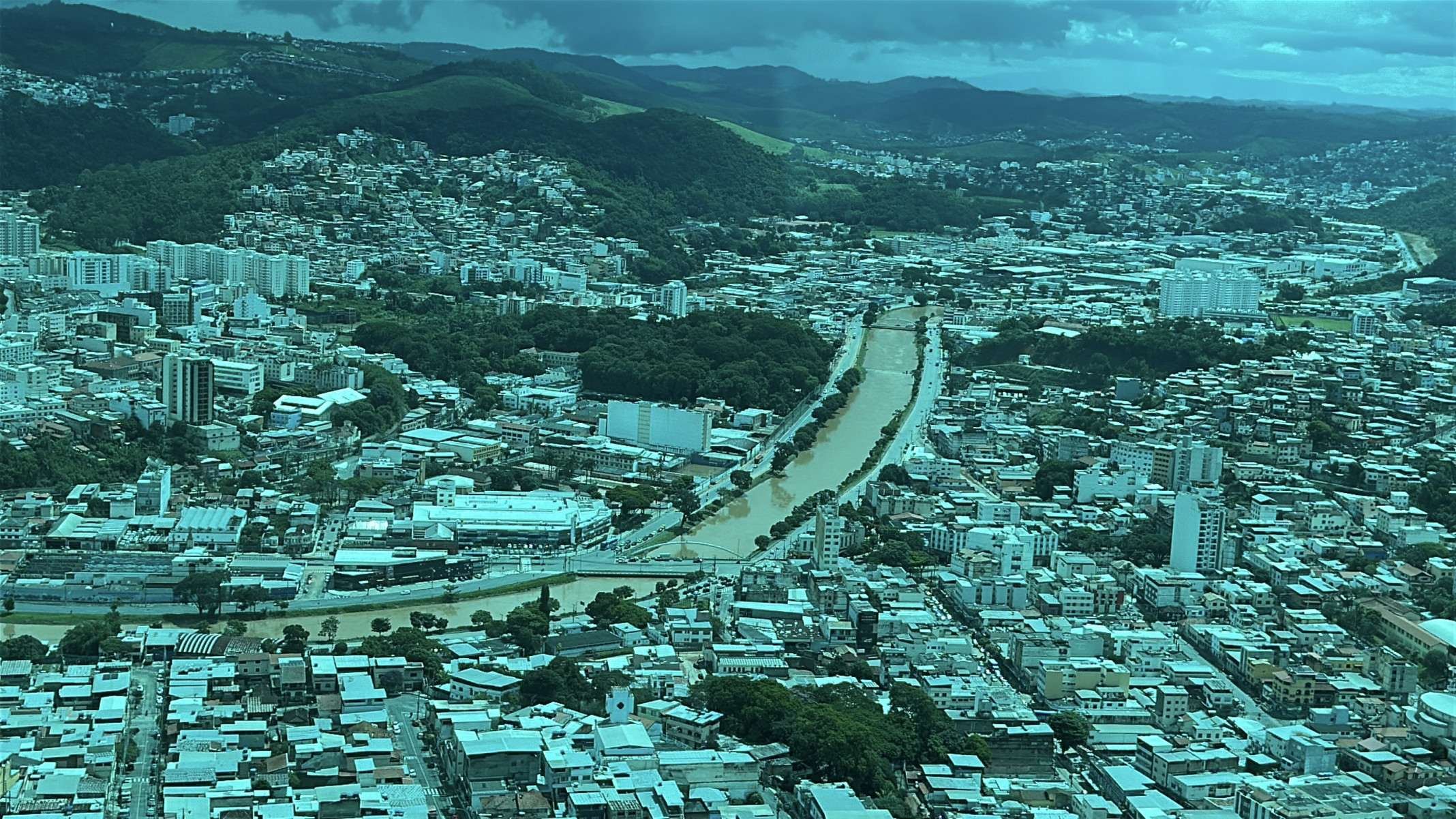 Deslizamentos, alagamento e estragos nas estruturas da cidade foram registrados após fortes chuvas