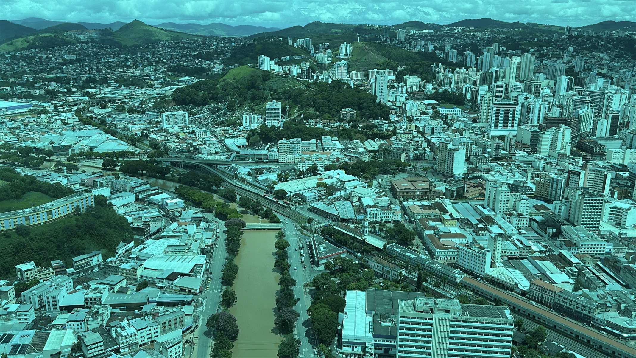 Deslizamentos, alagamento e estragos nas estruturas da cidade foram registrados após fortes chuvas