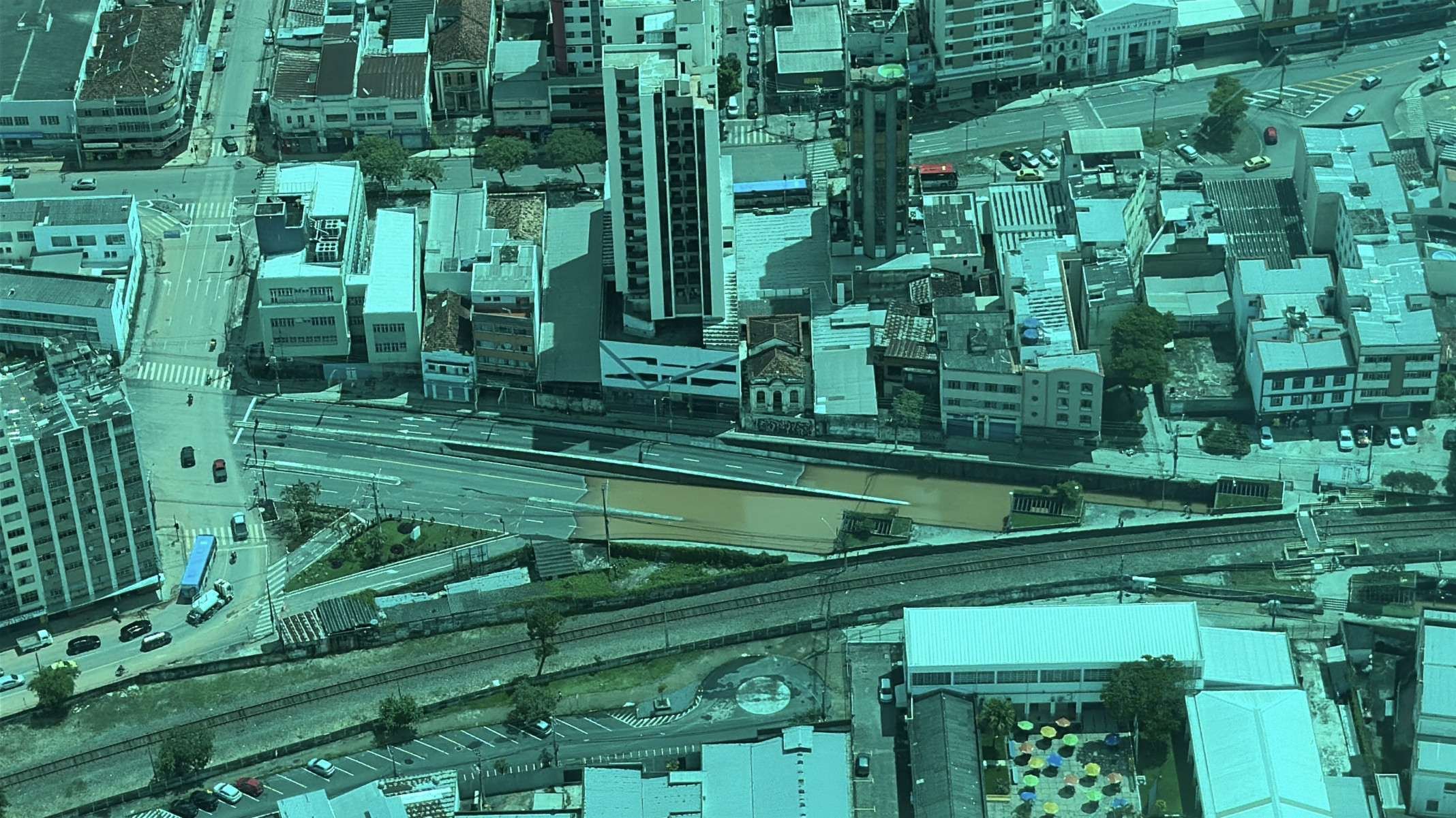 Deslizamentos, alagamentos e estragos nas estruturas da cidade foram registrados ap&oacute;s fortes chuvas