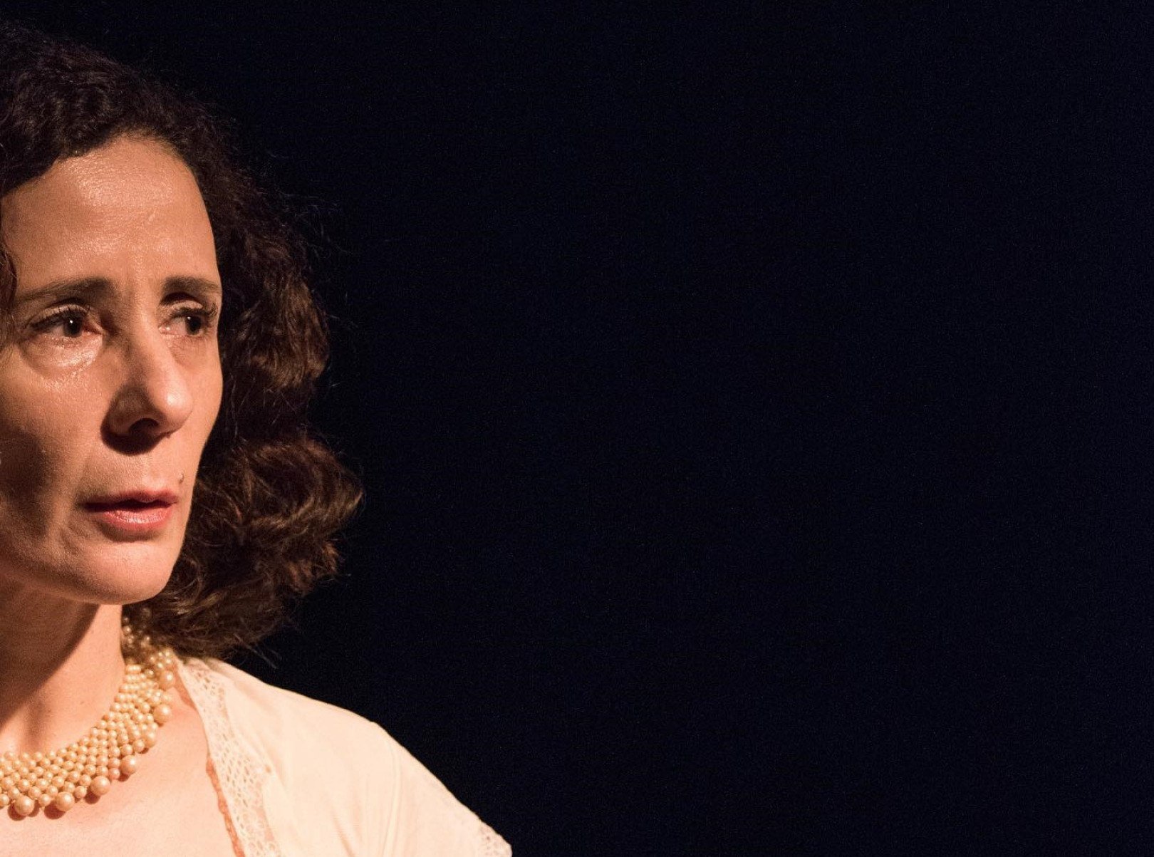 Atriz e diretora Rita Clemente olha para o lado