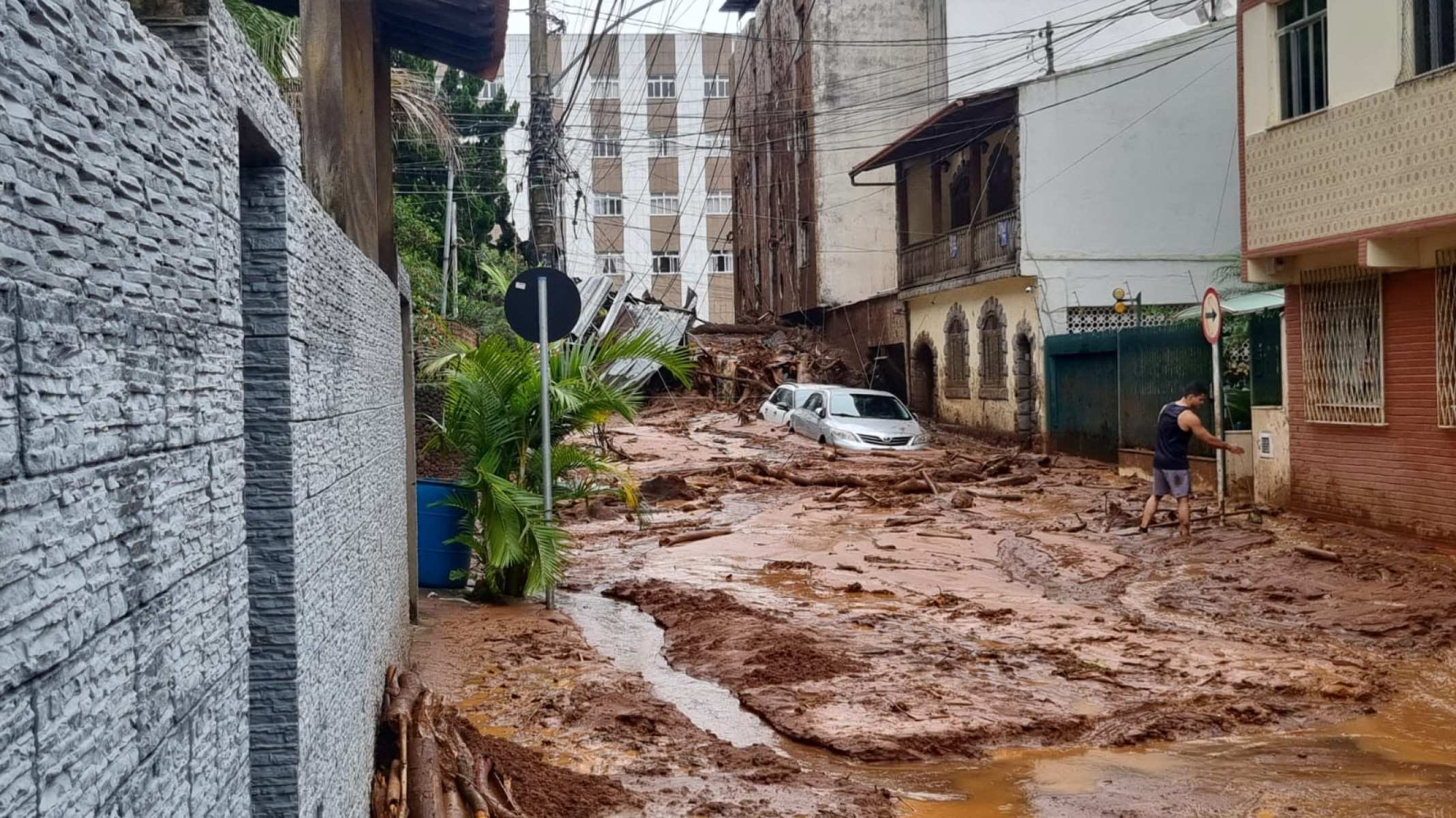 O Corpo de Bombeiros de Belo Horizonte enviou, uma equipe com 22 militares e trÃªs cÃ£es de busca 