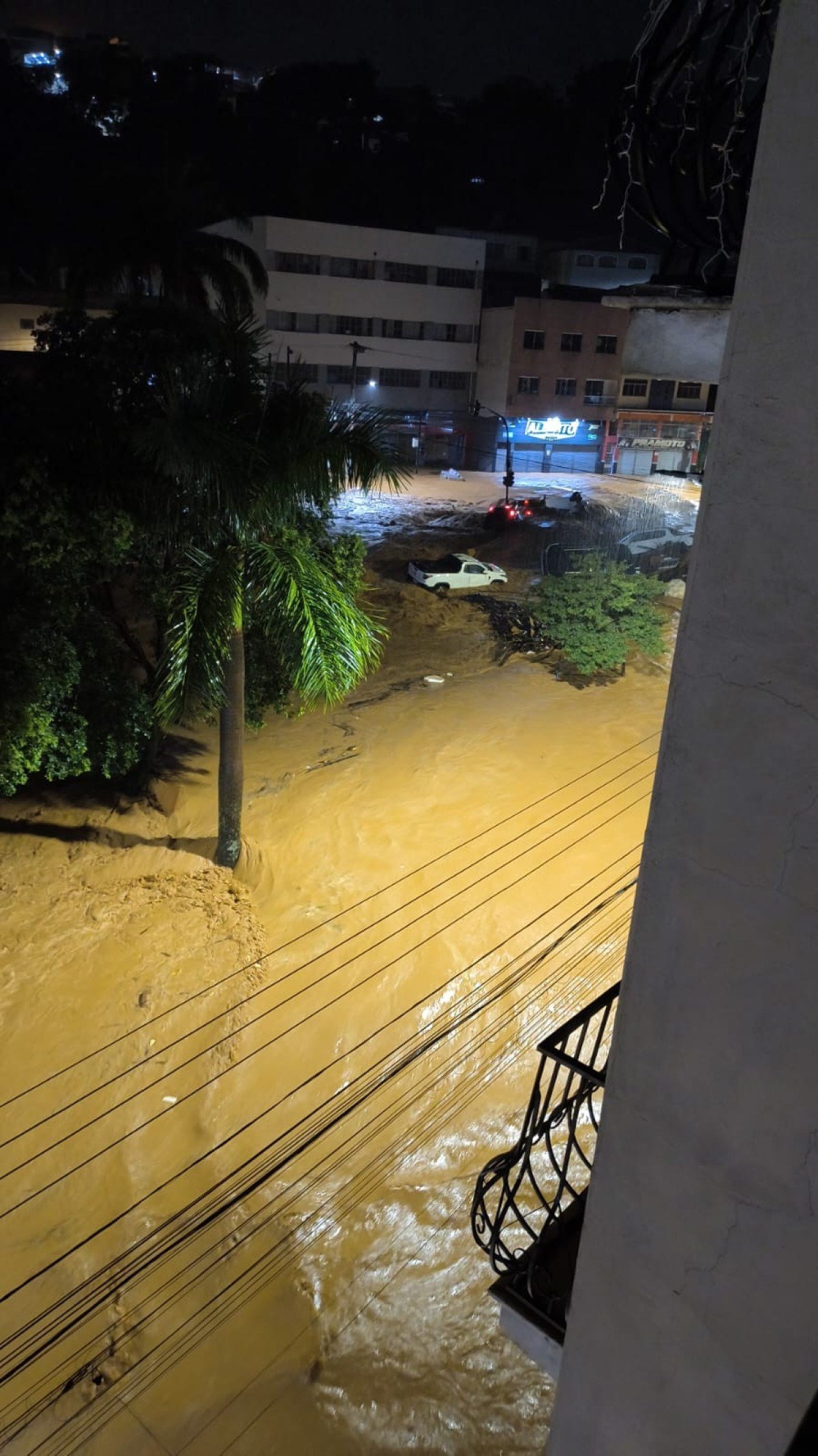 Rua alagada em Ub&aacute; (MG), na Zona da Mata