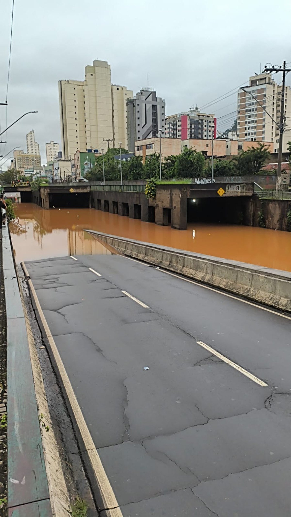 Juiz de Fora (MG) foi uma das mais antingidas, com vários pontos da cidade completamente alagados-Redes Sociais
