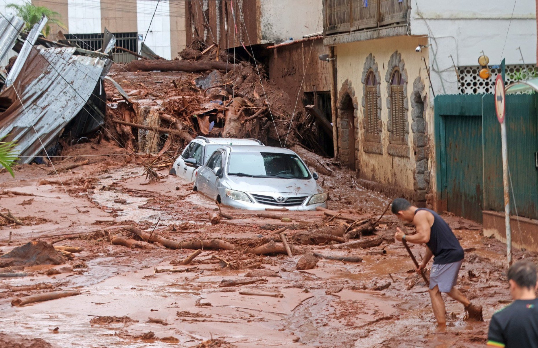 Desmoronamento de terra no Morro do Cristo atinge casas-Leonardo Costa/Tribuna de Minas