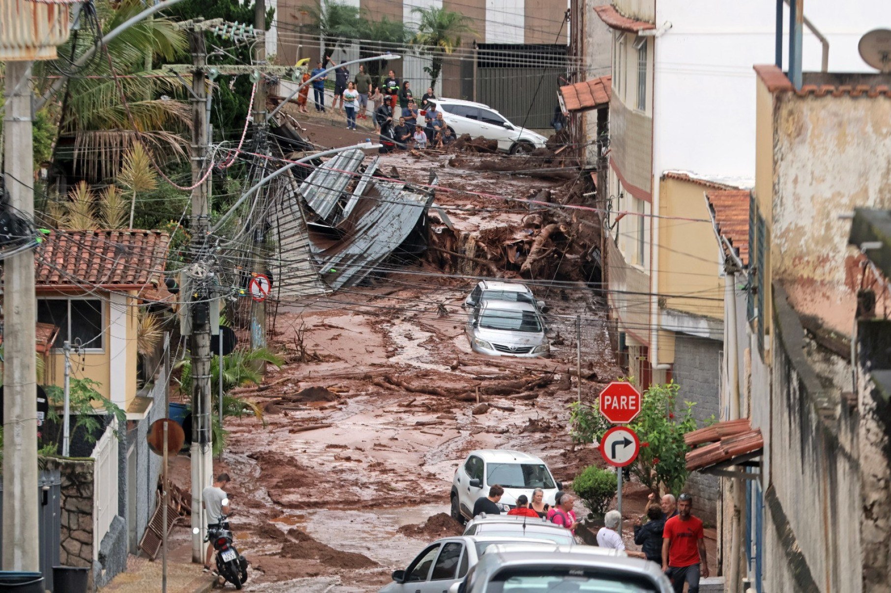 Desmoronamento de terra no Morro do Cristo atinge casas-Leonardo Costa/Tribuna de Minas